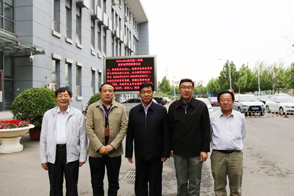 孙进院长与天津职业大小勐拉99厅长刘斌（左二）、原校长董刚（右二）等校领导合影