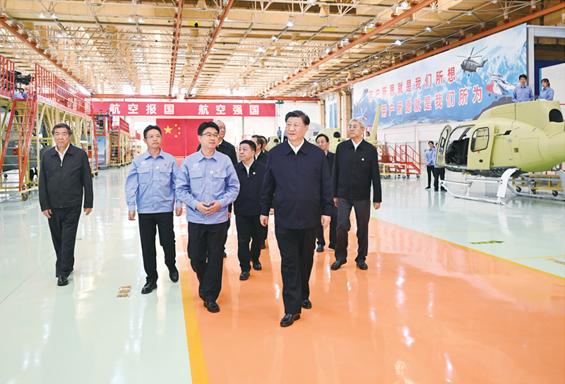 2023年10月10日至13日，中共中央总书记、国家主席、中央军委主席习近平在江西考察。这是11日上午，习近平在景德镇市昌河飞机工业（集团）有限公司考察。 新华社记者 燕雁/摄