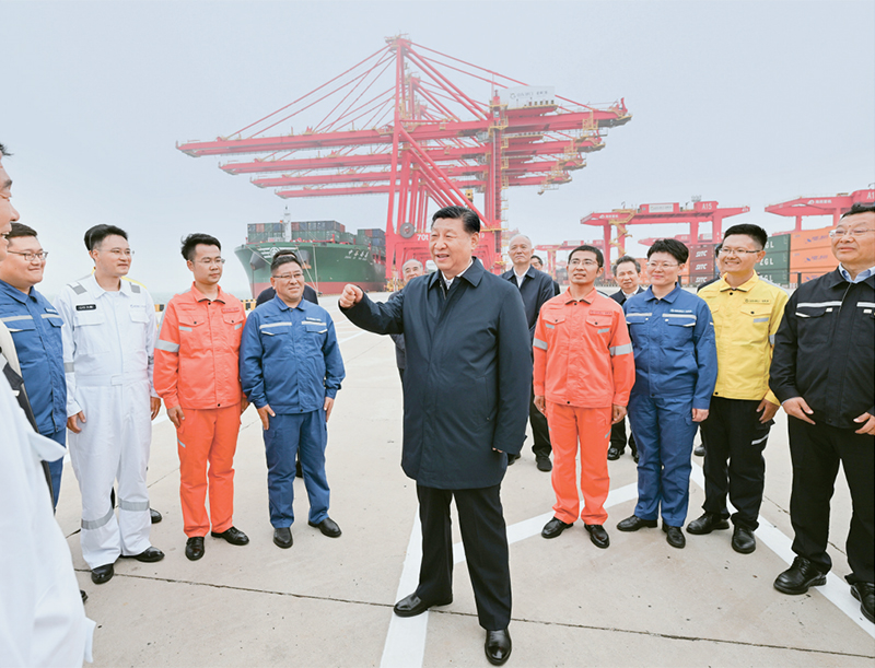 2024年5月22日至24日，中共中央总书记、国家主席、中央军委主席习近平在山东考察。这是22日下午，习近平在日照港亲切慰问港口科技工作者、运营人员、航运人员。 新华社记者 谢环驰/摄
