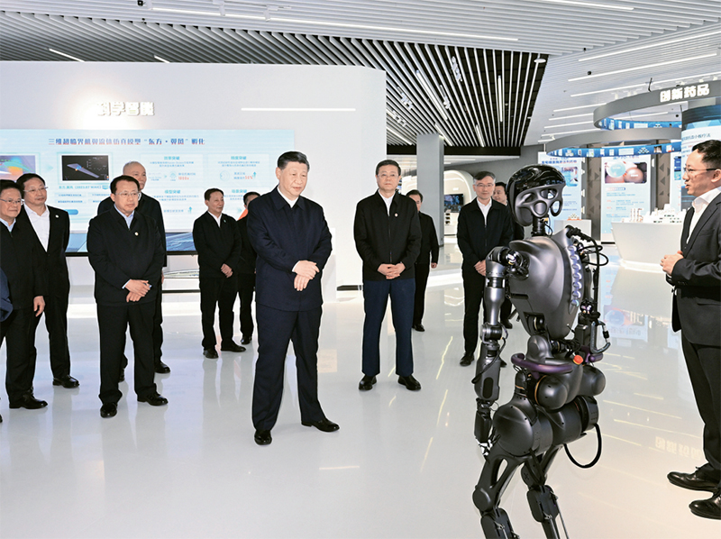 2023年11月28日至12月2日，中共中央总书记、国家主席、中央军委主席习近平在上海考察。这是11月28日下午，习近平在浦东新区张江科学城参观上海科技创新成果展。 新华社记者 谢环驰/摄