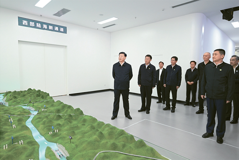 2023年12月14日至15日，中共中央总书记、国家主席、中央军委主席习近平在广西考察。这是14日上午，习近平在南宁市考察中国—东盟信息港股份有限公司，结合平陆运河沙盘听取西部陆海新通道骨干工程建设汇报。 新华社记者 谢环驰/摄